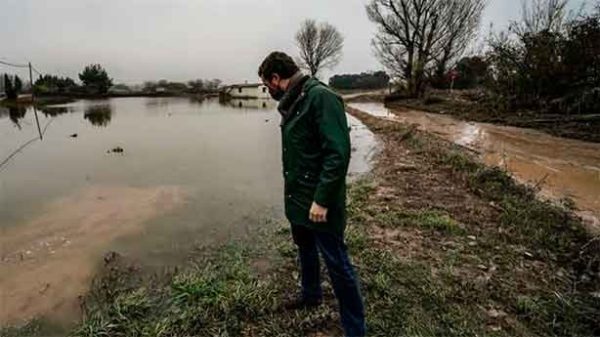 Pablo Casado en su visita a la crecida del Ebro. (Foto: @PP/PCB)