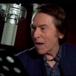 Raphael canta la sintonía de la nueva temporada de Cuéntame. (Foto: RTVE)