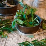 Las hierbas aromáticas son fundamentales en este plato. (Foto: Pixabay)