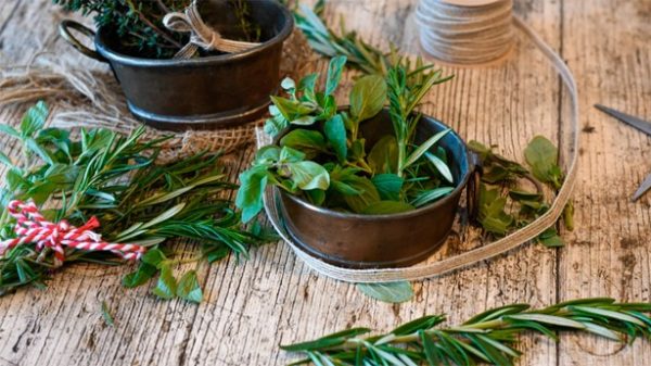Las hierbas aromáticas son fundamentales en este plato. (Foto: Pixabay)