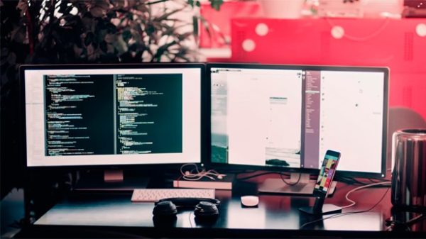 El teletrabajo está cada vez más extendido. (Photo by Farzad Nazifi on Unsplash)