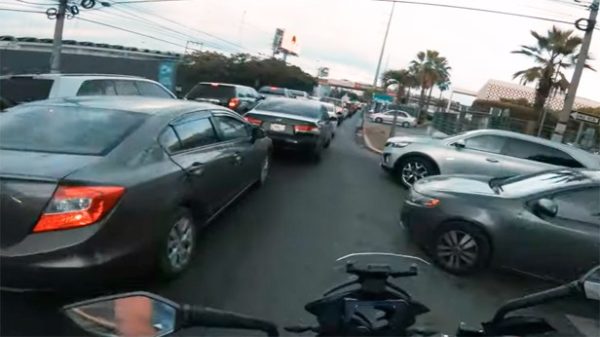 Las congestiones de tráfico están a la orden del día. (Foto: Thrumoto/YouTube)