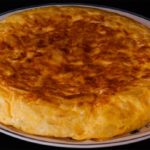 Una vez cuajada la tortilla llega el momento más delicado