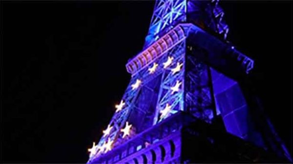 La Torre Eiffel con la bendera de la Unión Europea tras la polémica del Arco del Triunfo. (Foto: EM)