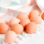 Huevos cocidos a la espera de su rico relleno. (Photo by Heather Ford on Unsplash)