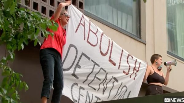Manifestación ante el hotel en el que está retenido Djokovic. (captura: ABCNews/YouTube)
