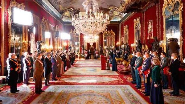 El Rey honra la memoria de las víctimas de ETA y sus familias en la celebración de la Pascua Militar. (Foto: @CasaReal)