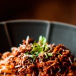 La salsa de carne y verduras lleva zanahoria pero no tomate. (Photo by Emanuel Ekström on Unsplash)