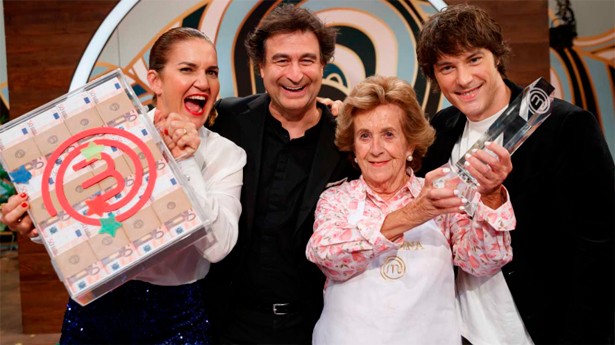 Almudena se llevó el maletín de MasterChef Abuelos 2. (Foto: RTVE)