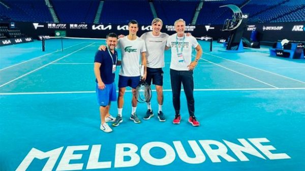 Nole sigue entrenando mientras espera la decisión de Australia. (Foto: djoker