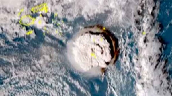 Los satélites registraron desde el espacio la magnitud del volcán submarino. (Foto: Euronews)
