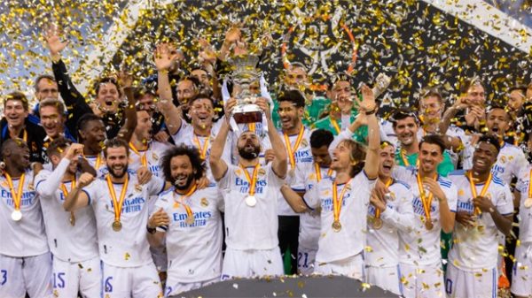 Benzema alzando la Supercopa de España en Riad. (Foto: @rfef)