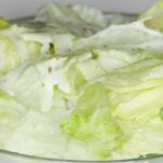 Lechuga con salsa de yogur a la espera de la fruta.  (Foto: Pixabay)