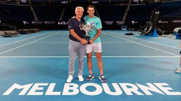 Nadal con su padre en el final de un domingo inolvidable. (Foto: @AustralianOpen)