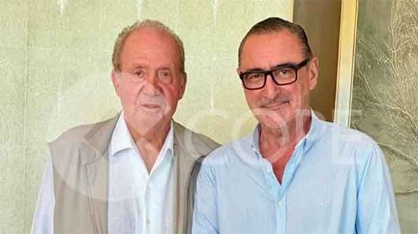 La imagen exclusiva publicada por la COPE de Carlos Herrera con Juan Carlos I en su encuentro en Abu Dhabi. (Foto: Cadena COPE)