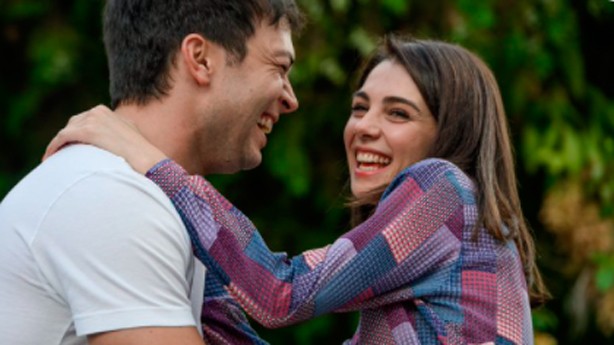 Carmen Climent es María Alcántara y Carlos Serrano-Clark su novio y después marido. (Foto: RTVE)