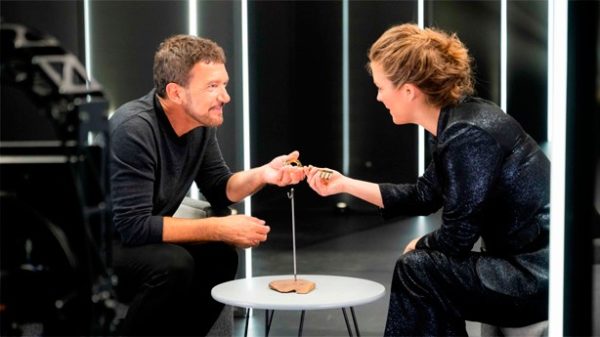 Antonio Banderas recibió la llave de oro de manos de María Casado. (Foto: José Echaburu/RTVE)