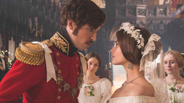 La boda de Victoria con Alberto marcó tendencias como su vestido blanco y no llevar corona. (Foto: La 1)