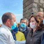 Ayuso con Cándido López frente al Mesón de Cándido en Segovia. (Foto: