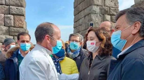 Ayuso con Cándido López frente al Mesón de Cándido en Segovia. (Foto: