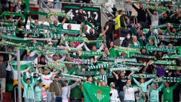 Una hinchada pletórica por las hazañas de su equipo. (Foto: @RealBetis)