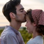 El hijo de Inmanol Arias y la hija de Ana Duata interpretan a sus "padres" en sus años mozos en Sagrillas. (Foto: RTVE)