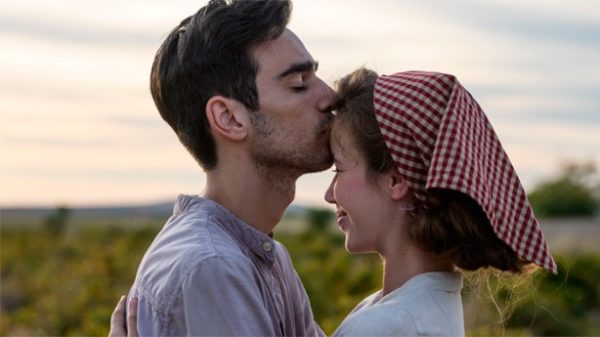 El hijo de Inmanol Arias y la hija de Ana Duata interpretan a sus "padres" en sus años mozos en Sagrillas. (Foto: RTVE)