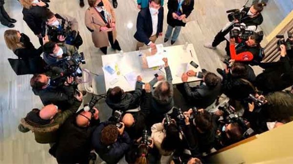 Mañueco en el momento de depositar su voto