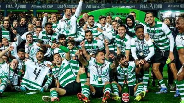 Un equipo que es una piña entre jugadores y entrenador. (Foto: