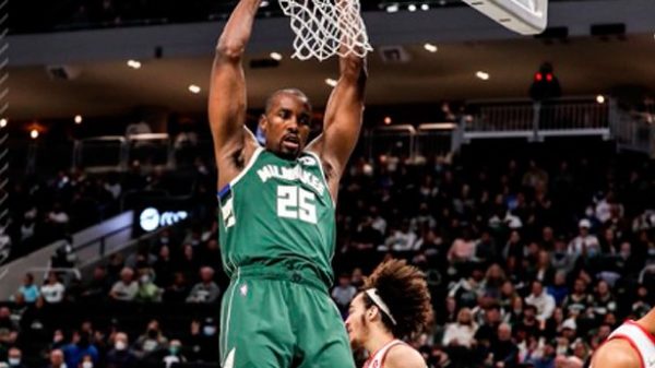 Ibaka debutó con derrota de los vigentes campeones. (Foto: @Bucks)