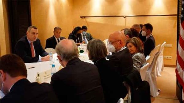 Nancy Pelosi con el alcalde de Kiev