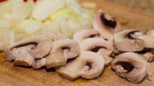 Champiñones frescos para una rica salsa aunque también pueden ser setas congeladas. (Foto: Pixabay)