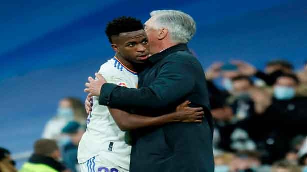 Carlo mandó llamar a Vinicius para abrazarle por su obra de arte. (Foto: @LaLiga)