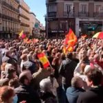 Masiva marcha ante Génova pidiendo la dimisión de Casado y Egea. (Foto: Telemadrid)