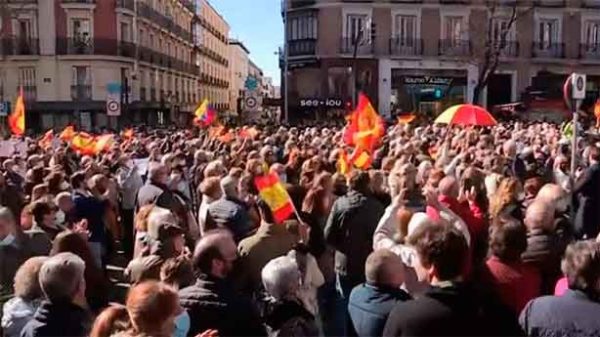 Masiva marcha ante Génova pidiendo la dimisión de Casado y Egea. (Foto: Telemadrid)