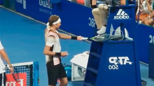 Zverev perdió los nervios y la emprendió a raquetazos con el juez de silla. (Foto: captura YouTube)