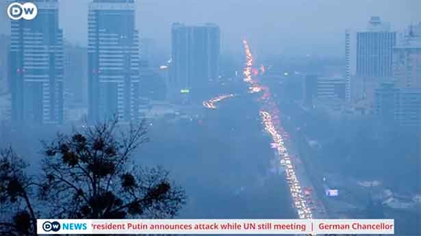 Huida masiva de Kiev al comenzar la invasión de Ucrania. (Foto: DW)