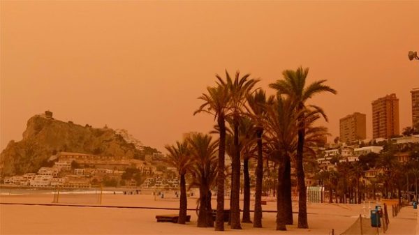 Calima también en la playa de Benidorm. (Foto: R. S.)