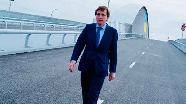 El alcalde en el  puente de la Concordia