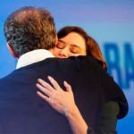 El abrazo emocionado de la presidenta a Alberto Núñez Feijóo. (Foto: @PP)