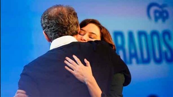El abrazo emocionado de la presidenta a Alberto Núñez Feijóo. (Foto: @PP)