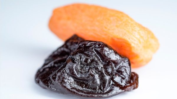 Ciruelas y orejones para preparar el lecho del solomillo. (Foto: LeoNeoBoy/Pixabay)