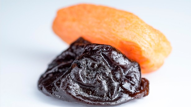 Ciruelas y orejones para preparar el lecho del solomillo. (Foto: LeoNeoBoy/Pixabay)