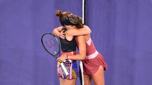 María y Paula se fundieron en un abrazo tras el partido. (Foto: @BNPPARIBASOPEN)