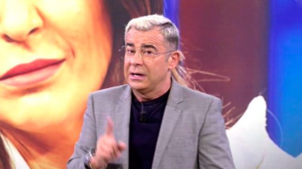 Jorge Javier tuvo que confirmar el despido durante el programa. (Foto: Telecinco)