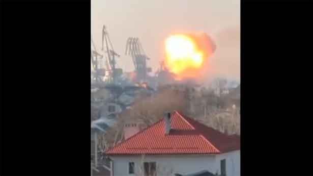 La destrucción del buque de desembarco Orsk. (Foto: BBC)