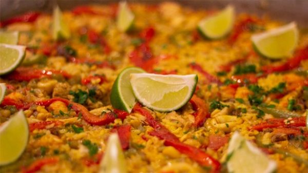 Los gajos de limón decoran y dan sabor a la paella. (Foto: Corophoto/Pixabay)