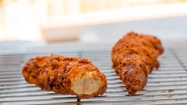 Escurrir las tiras de pollo fritas sobre una rejilla o papel de cocina. (Foto: LAWJR/Pixabay)