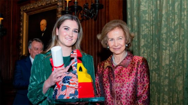 Doña Sofía entregó el premio del chef José Andrés a su hija Carlota.  (Foto: Camille Garzón)