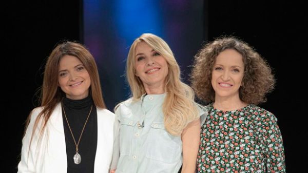 Cayetana Guillén Cuervo modera el debate. (Foto: RTVE)